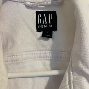 White Gap denim jacket. Women’s medium. Good condition, just needs to be ironed